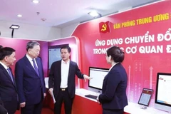 Tổng Bí thư Tô Lâm xem giới thiệu các ứng dụng chuyển đổi số trong các cơ quan Đảng. (Ảnh: THỐNG NHẤT/TTXVN)