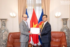 Đại sứ đặc mệnh toàn quyền Việt Nam tại Cộng hòa Pháp Trịnh Đức Hải trao bản sao Quốc thư của Chủ tịch nước Lương Cường cho ông Mathieu Carmona, Phó Cục trưởng Cục Lễ tân, Bộ châu Âu và Ngoại giao Pháp.