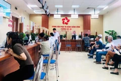Cán bộ hướng dẫn người dân thực hiện thủ tục hành chính tại Trung tâm phục vụ hành chính công phường Hải An (thành phố Hải Phòng).