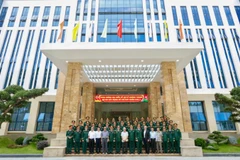Đại biểu chụp ảnh lưu niệm tại Sở Chỉ huy Quân khu 7. 