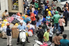 Rất đông người dân Thành phố Hồ Chí Minh đã tới các điểm tiếp nhận để sẻ chia với bà con vùng bão, lũ.