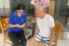 Đoàn thanh niên tại các địa phương hỗ trợ người dân tiếp cận với chuyển đổi số.