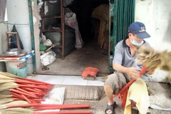 Hiện nay, xóm chổi đót chỉ còn lác đác vài hộ theo nghề.