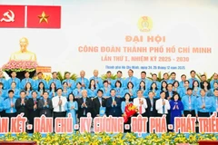 Ban Chấp hành, Ban Thường vụ Liên đoàn Lao động Thành phố Hồ Chí Minh nhiệm kỳ mới ra mắt Đại hội. (Ảnh: VIỆT DŨNG) 