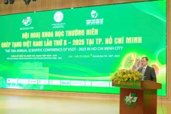 Phó Giáo sư, Tiến sĩ, bác sĩ Nguyễn Tri Thức, Thứ trưởng Y tế phát biểu tại hội nghị.