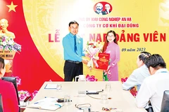 Nhờ làm tốt công tác tuyên truyền, giáo dục chính trị, pháp luật, nhiều lao động trẻ tại Công ty cơ khí xây dựng thương mại Đại Dũng mong muốn được đứng trong hàng ngũ của Đảng. 