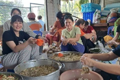 Mọi người tất bật chuẩn bị suất ăn cho bệnh nhân Bệnh viện Thủ Đức trong ngày 1/12/2025.