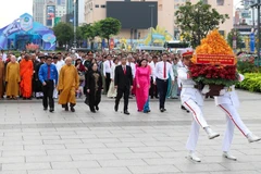 Đoàn đại biểu tham dự Đại hội đại biểu Mặt trận Tổ quốc Việt Nam Thành phố Hồ Chí Minh dâng hoa tưởng nhớ Chủ tịch Hồ Chí Minh. (Ảnh: HOÀNG TRIỀU) 