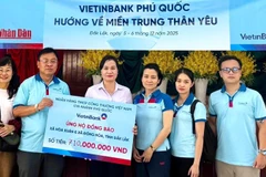 Đoàn thiện nguyện trao ủng hộ cho bà con xã Đông Hòa, xã Hòa Xuân của tỉnh Đắk Lắk.