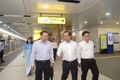Lãnh đạo Thành phố chọn phương tiện tàu Metro để đi đến Trung tâm Phục vụ hành chính công Thành phố. (Ảnh: Thế Anh) 
