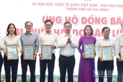 Đồng chí Nguyễn Phước Lộc, Phó Bí thư Thành ủy, Chủ tịch Ủy ban Mặt trận Tổ quốc Việt Nam Thành phố Hồ Chí Minh và đồng chí Trần Thị Diệu Thúy, Phó Chủ tịch Ủy ban nhân dân Thành phố trao thư cảm ơn các cơ quan, tổ chức, doanh nghiệp, cá nhân ủng hộ tại lễ phát động.