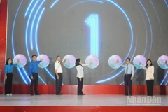 Nghi thức phát động Phong trào “Bình dân học vụ số” giai đoạn 2025-2026 tại Thành phố Hồ Chí Minh. (Ảnh: THẾ ANH) 