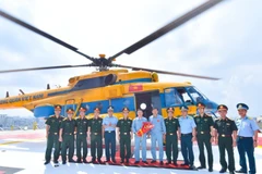 Lãnh đạo Bộ Quốc phòng, Bệnh viện Quân y 175, đại diện lãnh đạo, chỉ huy Sư đoàn 370 chụp ảnh cùng Tổ bay.