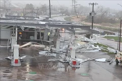 Bão Melissa làm hư hỏng trạm bán xăng ở Montego Bay, Jamaica. (Ảnh: THX/TTXVN)