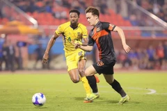 Ninh Bình (áo đen) thắng chật vật đội Sông Lam Nghệ An. (Ảnh: VPF)