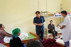 Đồng chí Vừ A Bằng, Ủy viên Ban Thường vụ Tỉnh ủy, Phó Chủ tịch Ủy ban nhân dân tỉnh Điện Biên thăm, động viên người mắc bệnh lỵ đang được cách ly điều trị tại Nậm Kè. (Ảnh: ĐỨC CƯỜNG)