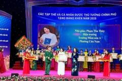 Nhà giáo Phạm Thu Thủy nhận bằng khen của Thủ tướng Chính phủ nhân Ngày nhà giáo Việt Nam 20/11/2025.
