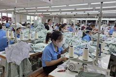 May quần áo xuất khẩu tại Nhà máy may Hòa Thọ (Quảng Ngãi). (Ảnh: MINH KHÔI)