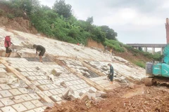 Công trình kè chống sạt lở bờ hữu sông Đà, phường Trung Minh, thành phố Hòa Bình (nay là phường Hòa Bình, tỉnh Phú Thọ).