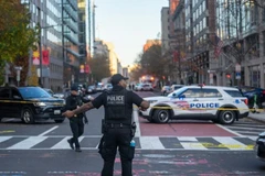 Cảnh sát phong tỏa hiện trường vụ nổ súng gần Nhà Trắng, Washington, D.C., Mỹ, ngày 26/11. (Ảnh: THX/TTXVN)