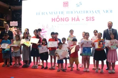 Ông Phạm Trung Kiên, Tổng Giám đốc Văn phòng phẩm Hồng Hà (bìa phải) và PGS.TS Nguyễn Văn Hiệu, Hiệu trưởng Trường liên ngành và Nghệ thuật, Đại học Quốc gia Hà Nội trao tặng quà cho học sinh tham gia chương trình workshop Hồng Hà.
