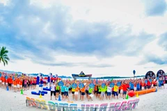 Hoạt động team-building trên bãi biển của một đoàn khách MICE tại Hạ Long, Quảng Ninh. (Ảnh HUỆ VŨ)