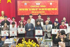 Trao học bổng cho các tân sinh viên tỉnh Lào Cai.