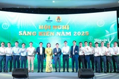 Chủ tịch Công đoàn Petrovietnam và Lãnh đạo PV GAS chụp ảnh lưu niệm tại hội nghị.