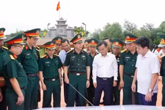 Ban Chỉ đạo tìm kiếm, quy tập và xác định danh tính hài cốt liệt sĩ tỉnh Quảng Trị kiểm tra thực địa, xem bản đồ xác định vị trí mộ liệt sĩ ở Câu Nhi.