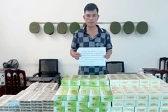 Đối tượng Đoàn Mạnh Quyết cùng 3.500 bao thuốc lá điếu nhập lậu bị thu giữ tại Cơ quan Cảnh sát điều tra Công an tỉnh Tuyên Quang.