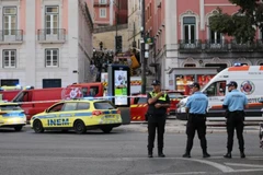 Hiện trường vụ tai nạn tàu điện ở Lisbon, Bồ Đào Nha,. (Ảnh: TÂN HOA XÃ)