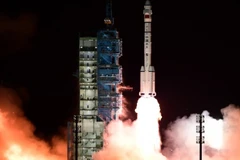 Tên lửa đẩy Trường Chinh-2F mang theo tàu vũ trụ Thần Châu-21 rời bệ phóng tại Trung tâm phóng vệ tinh Tửu Tuyền. (Ảnh: THX/TTXVN)