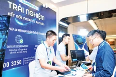 Giới thiệu các giải pháp an ninh mạng và bảo vệ dữ liệu cho doanh nghiệp vừa và nhỏ tại sự kiện Internet Day 2025. (Ảnh: TRÀ MY)