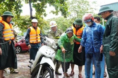 Tỉnh Nghệ An nhanh chóng di dời người dân ra khỏi vùng nguy hiểm.