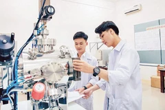 Sinh viên ngành Vật lý kỹ thuật thực hành với máy phún xạ tại phòng thí nghiệm Khoa học Vật liệu của Khoa Lý - Hóa, Trường đại học Sư phạm - Đại học Đà Nẵng. (Ảnh: Đại học Đà Nẵng)
