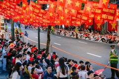Từng dòng người từ khắp ngả đường đã hối hả đổ về trung tâm Thủ đô, nơi diễn ra lễ sơ duyệt diễu binh diễu hành kỷ niệm 80 năm Cách mạng Tháng Tám thành công và Quốc khánh 2/9.