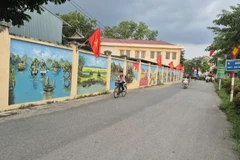 Những con đường bích họa sáng, xanh, sạch, đẹp tại xã Kiều Phú. (Ảnh: THIỆN TÂM)