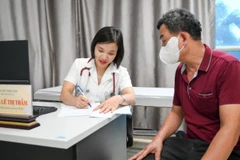 Bác sĩ khám cho bệnh nhân tại Khoa khám bệnh, Bệnh viện Thanh Nhàn, Hà Nội. (Ảnh: THẾ ĐẠI)