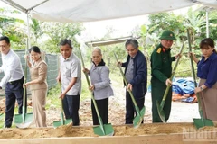 Bí thư Tỉnh ủy Quảng Ngãi Hồ Văn Niên cùng lãnh đạo các ban, sở, ngành của tỉnh và địa phương thực hiện nghi thức khởi công xây dựng nhà mới cho gia đình bà Hồ Thị Hương, ở xã Tây Trà.