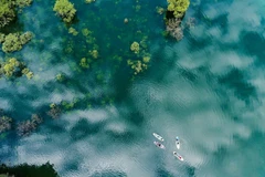 Chèo sup trên hồ Lân Ty (Lạng Sơn). (Ảnh: MẠNH PHẠM)