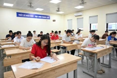 Thí sinh tại điểm thi Trường trung học cơ sở Nguyễn Trường Tộ, Hà Nội. (Ảnh THẾ ĐẠI)