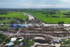Thi công gói thầu xây lắp 6 thuộc dự án đường vành đai 3 Thành phố Hồ Chí Minh, đoạn qua huyện Củ Chi. (Ảnh: THẾ ANH)