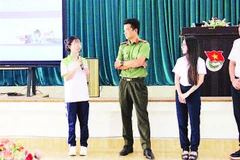 Phòng An ninh mạng và phòng chống tội phạm sử dụng công nghệ cao, Công an tỉnh Tây Ninh tổ chức tuyên truyền pháp luật phòng ngừa tội phạm bắt cóc online và hướng dẫn sử dụng mạng xã hội an toàn, lành mạnh cho học sinh của Trường THPT Tây Ninh (phường Tân Ninh, tỉnh Tây Ninh). (Ảnh: BAN TỔ CHỨC)