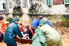 Lực lượng chức năng thành phố Sông Công di dời các hộ dân khu vực trũng thấp, ngập sâu ở xã Bình Sơn đến nơi an toàn.