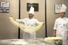 Nghệ nhân Mã Văn Bân giới thiệu quy trình làm mỳ bò Lan Châu.