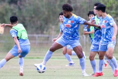 Tiền đạo Nguyễn Xuân Son và đồng đội tập luyện chuẩn bị cho trận đấu với đội tuyển Lào. (Ảnh: VFF)