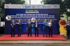 Các đại biểu thực hiện nghi thức khai mạc “Ngày nghiên cứu và đổi mới sáng tạo vùng Đông Nam Bộ”.