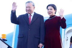 Tổng Bí thư Tô Lâm và Phu nhân đến London, bắt đầu chuyến thăm chính thức Liên hiệp Vương quốc Anh và Bắc Ireland. (Ảnh: THỐNG NHẤT/TTXVN)