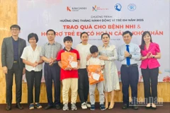 Tại chương trình, Quỹ Khởi sự từ tâm đã trao tặng các phần quà, hỗ trợ dành cho con em của các gia đình có người thân hiến tạng, mỗi suất trị giá 6 triệu đồng.