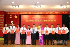 Đồng chí Nguyễn Thanh Nghị trao quyết định cho các cá nhân.